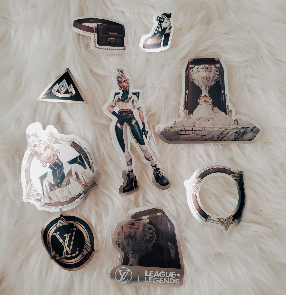 JustJydn's tweet photo. ✨💫 LOUIS VUITTON X LEAGUE OF LEGENDS GIVEAWAY 💫✨
- Shipping to 4 winners internationally
- RT + be following
- ends 11/27
Good Luck! 💛 https://t.co/C2GOlm4KCP