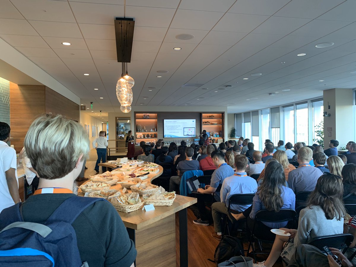 chamilmadusanka's tweet photo. MVP volunteer Program @ #SalesforceTower #CareerReadinessProgram for students and job seekers.. #MVPDiaries https://t.co/tCX1uUqxtk