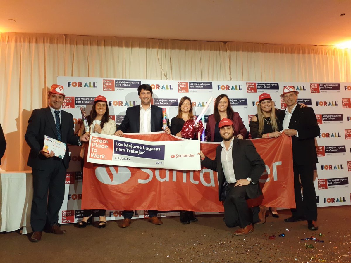 GPTW_Uruguay's tweet photo. ¡Celebramos junto con Santander su 5° lugar en #LosMejores2019! Gustavo Trelles, Country Head de @Santander_Uy, acepta el reconocimiento. https://t.co/ILEKvlQNOW