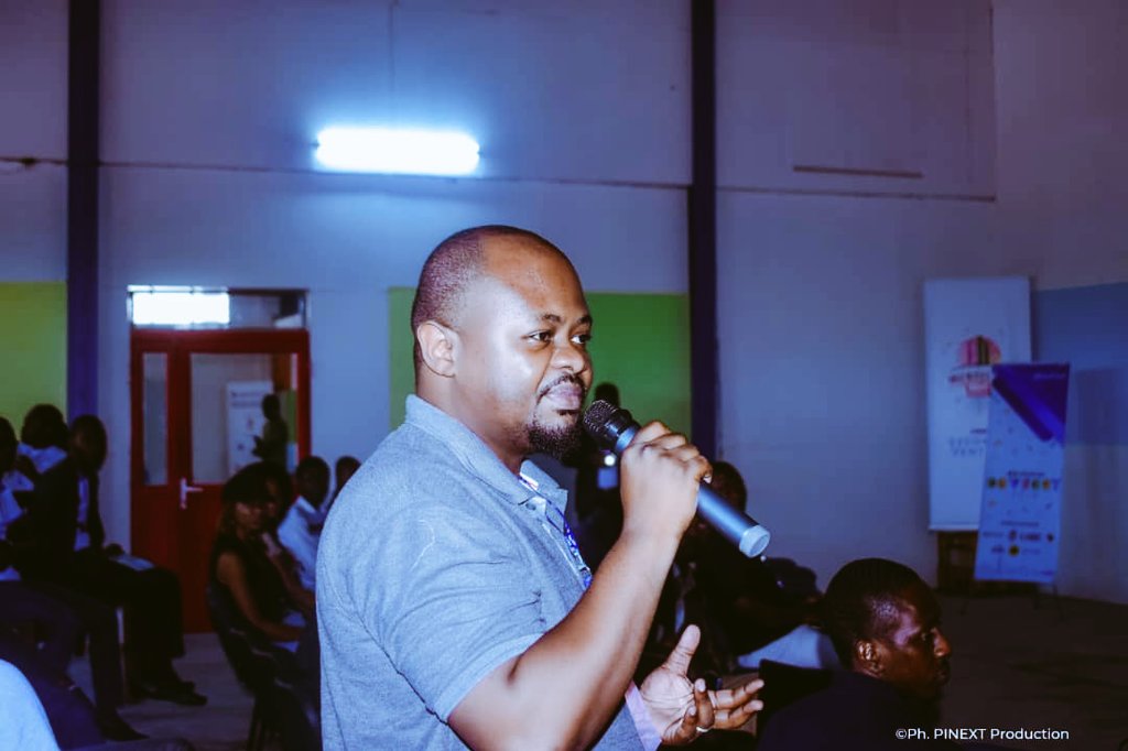 MuendaRachel's tweet photo. Devfest Kinshasa 2019. Le nombre des femmes accroît au sein de la communauté GDG Kinshasa. La Kinoise a sa place de le monde informatique et technologique.
#GDGkinshasa
#DevFest19 
#Decfestkinshasa
#Womantechmaker https://t.co/Paml2H0EUm