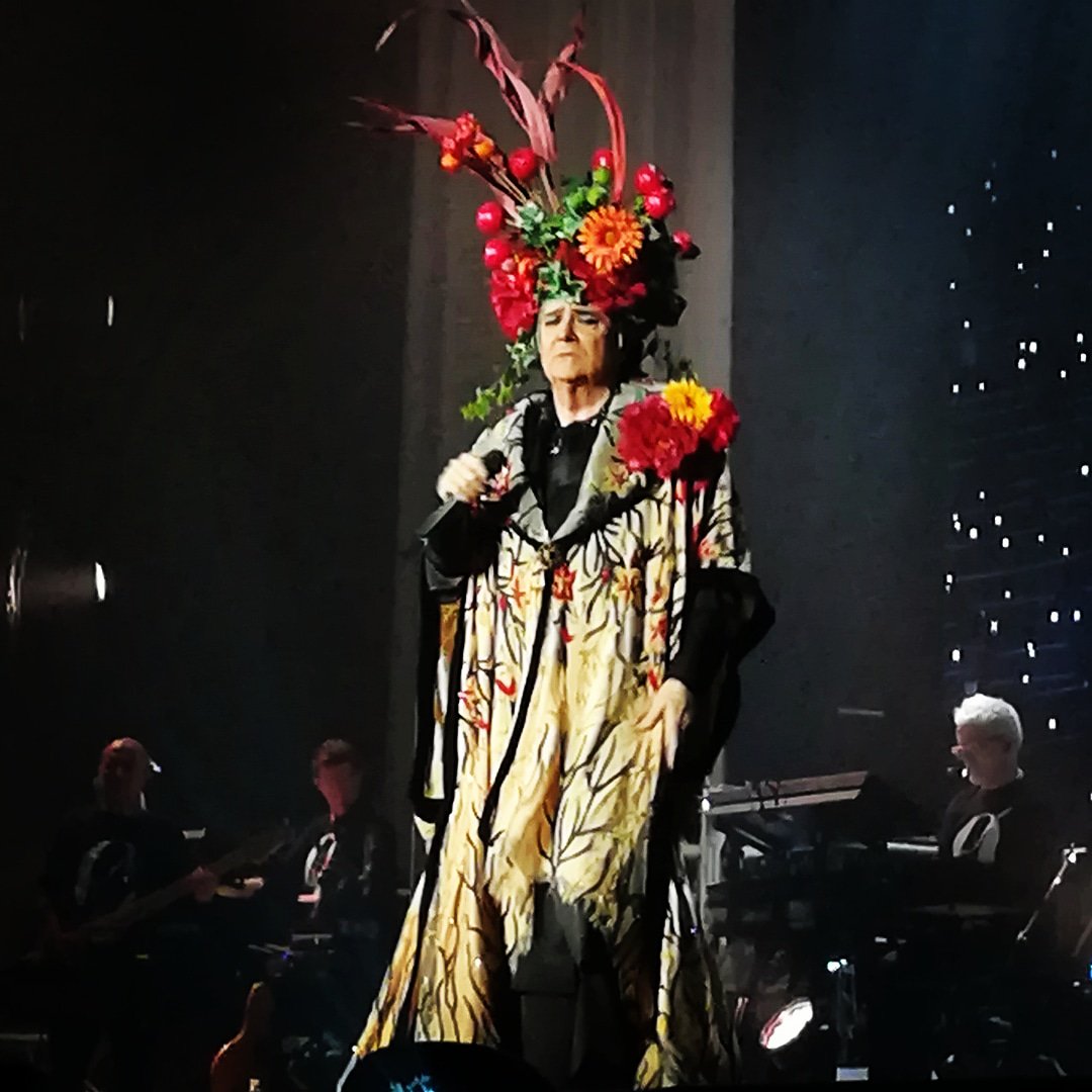 DolceMarila's tweet photo. Non ha fatto MI VENDO(pa pa pa💃),ma che Spettacolo pazzesco.Anche se non lo si segue e non si conoscono 3/4 delle canzoni,almeno una volta nella vita Renato Zero DEVE essere visto.Che artista immenso!#mantova #granapadanoarena #renatozero  #zeroilfolleintour #nondimenticatemi https://t.co/t5ohZOR7ru