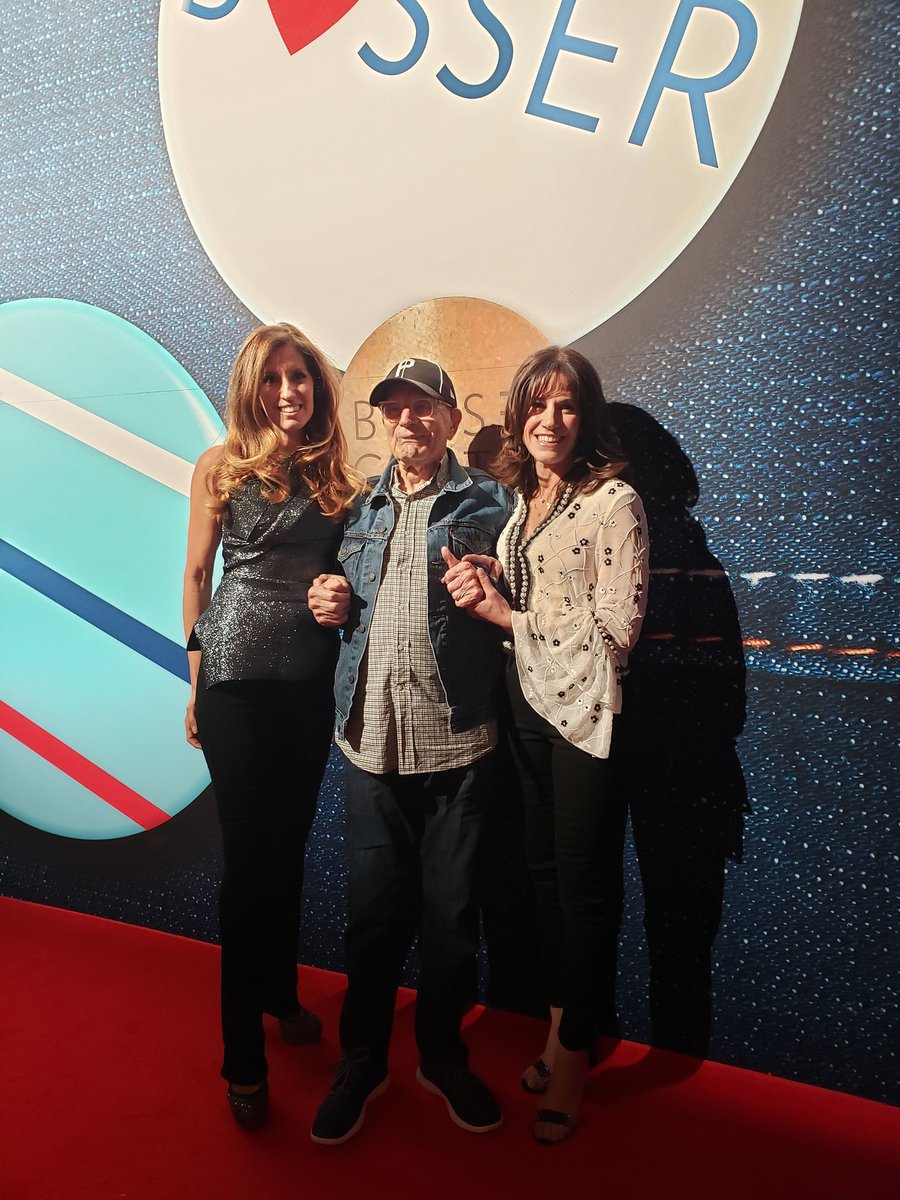 BasserBRCA's tweet photo. Basser Center founder Mindy Gray with her inspirational dad, Phil Basser aka #philadelphiaphil, and her sister Shari Potter. We would not exist without their generous and passionate support. #unzipyourgenes https://t.co/lWQDdbZjt3