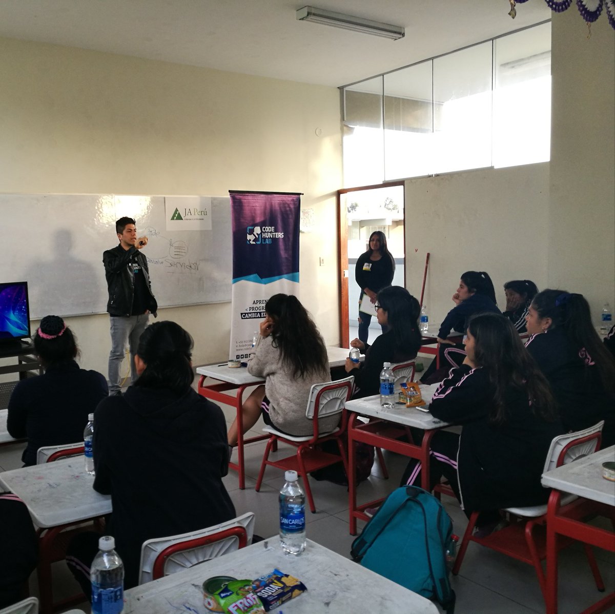CodeHuntersLab's tweet image. #MineduYouth 2019 🤖🎉
Integrantes del team @CodeHuntersLab participaron como talleristas en el evento organizado por @JA_Peru, @Cisco_LA y el @MineduPeru con el objetivo de inspirar y empoderar en tecnología y emprendimiento a más de 500 niñas y adolescentes 👩🏻💻🌎🚀