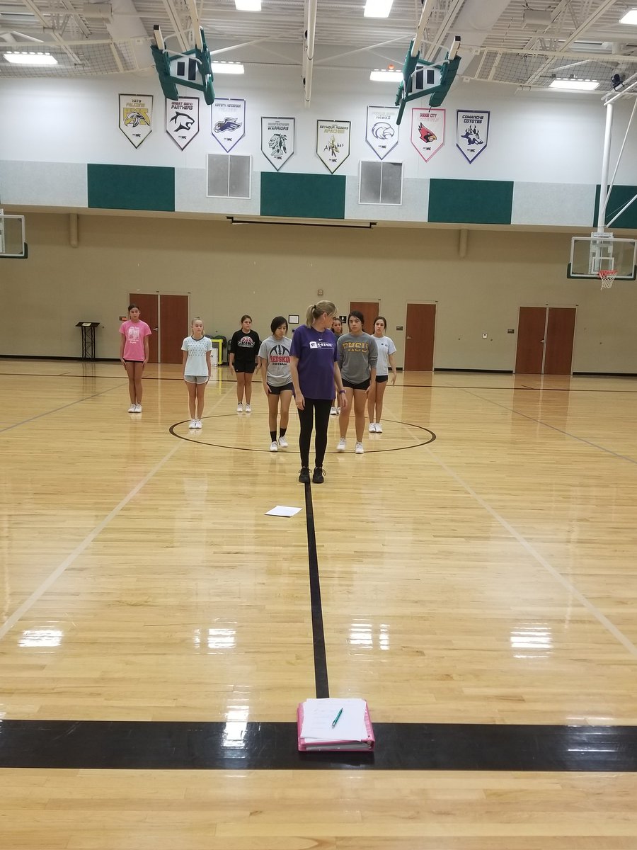 cheer_ems's tweet photo. What a great opportunity our EMS CHEERLEADERS have tonight to work with the K-State Cheer Coach π #warriorway #emscheer https://t.co/T4fnWbvcqJ