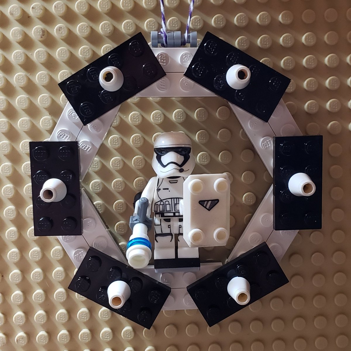 ArtsySAHD's tweet photo. Riot Control on your tree!
#SAHD #lego #legoish #StarWars #stormtrooper #firstorder #holiday #ornament #Christmas https://t.co/fthywZyL0w