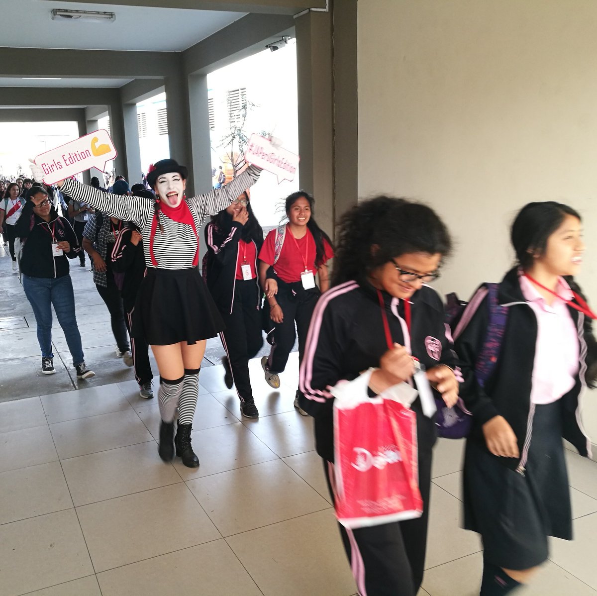 CodeHuntersLab's tweet image. #MineduYouth 2019 🤖🎉
Integrantes del team @CodeHuntersLab participaron como talleristas en el evento organizado por @JA_Peru, @Cisco_LA y el @MineduPeru con el objetivo de inspirar y empoderar en tecnología y emprendimiento a más de 500 niñas y adolescentes 👩🏻💻🌎🚀