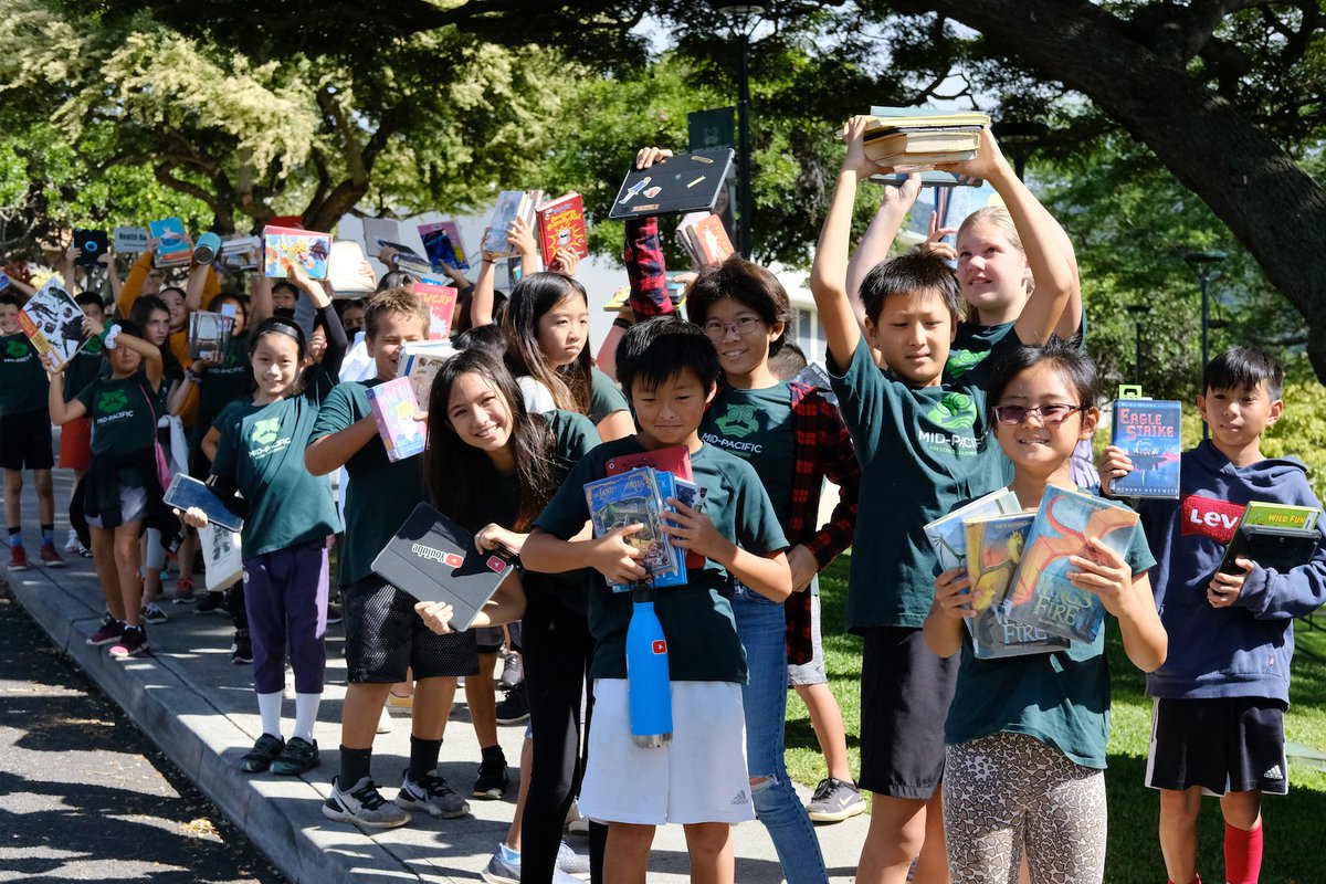 midpac's tweet photo. On the beautiful Mฤnoa campus of #midpacific today, elementary school students took a mid-morning stroll to Kawaiaha'o Library to gather reading material for the upcoming week. #libraries #librariansarecool #loveoflearning #readingforpleasure https://t.co/yXFXUMlAfN
