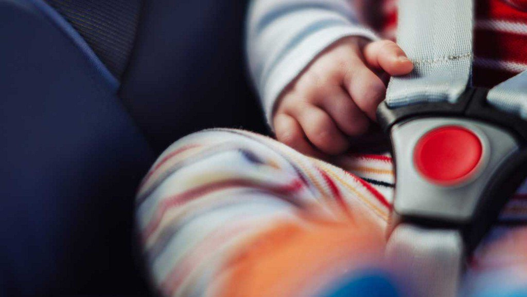 wyffnews4's tweet image. Wearing winter coats in a car seat might not be a great idea for your kids, experts say wyff4.com/article/winter…