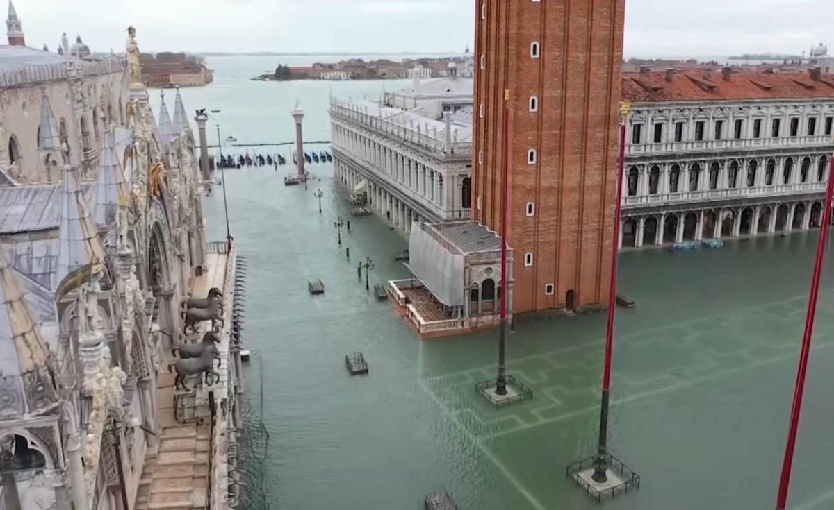 CitizenTruth_'s tweet image. According to a new climate report, rising sea levels will make extreme flooding that used to happen in Venice once every 100 years occur every six years by 2050.

Venice Floods A Warning For Coastal Cities
buff.ly/35gK42e

#climatechange #environmentaldisasters #Flooding