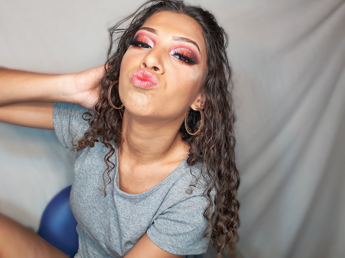 vitoriapiment_'s tweet photo. E aí, oq acharam dessa make?
.
.
.
.
.
.
.
.
.
.
.
#maquiando #makeup #makeuplover #maketop #maquaigem #bloqueiras #blogueirinha #influencerdigital #influencer #makecolorida https://t.co/UsfrMANQqX