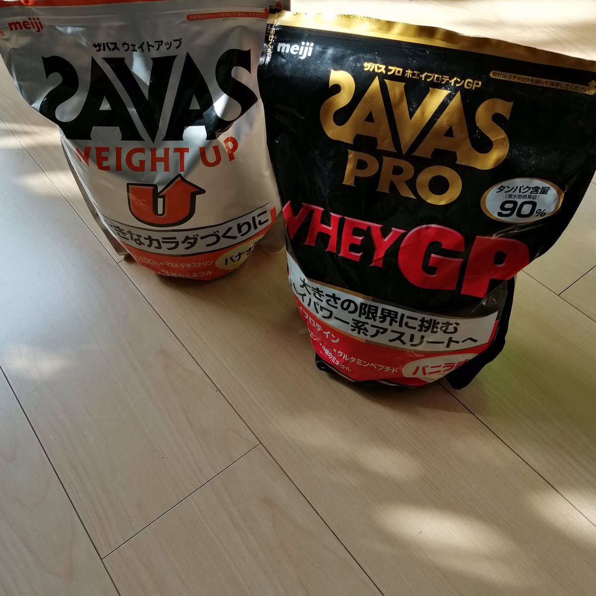 Trainingharder's tweet photo. ザバスproのバニラ味やけどそれだけで飲むとマズイからザバスウェイトアップのバナナ味と混ぜて飲むと👍 https://t.co/GN8nr6SN8u
