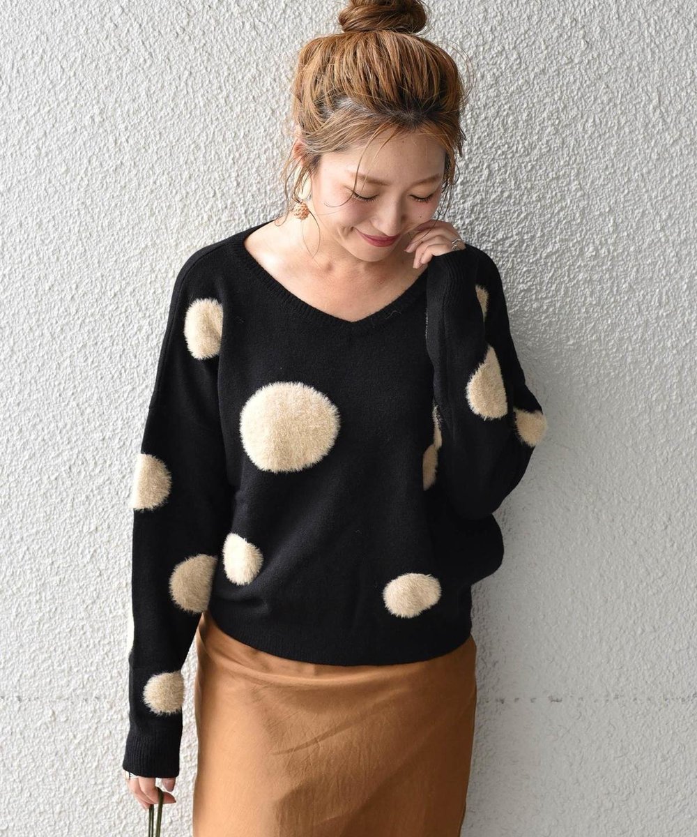 SHIPS_LTD's tweet photo. 好評につき追加生産決定!ランダムなドット柄がアクセントのニット。女性らしい開きのVネックが幼くならず着こなしていただけます。
https://t.co/pXKeXLxijE
#khaju #ships #カージュ #シップス #ニット https://t.co/Genk2Ak5SR