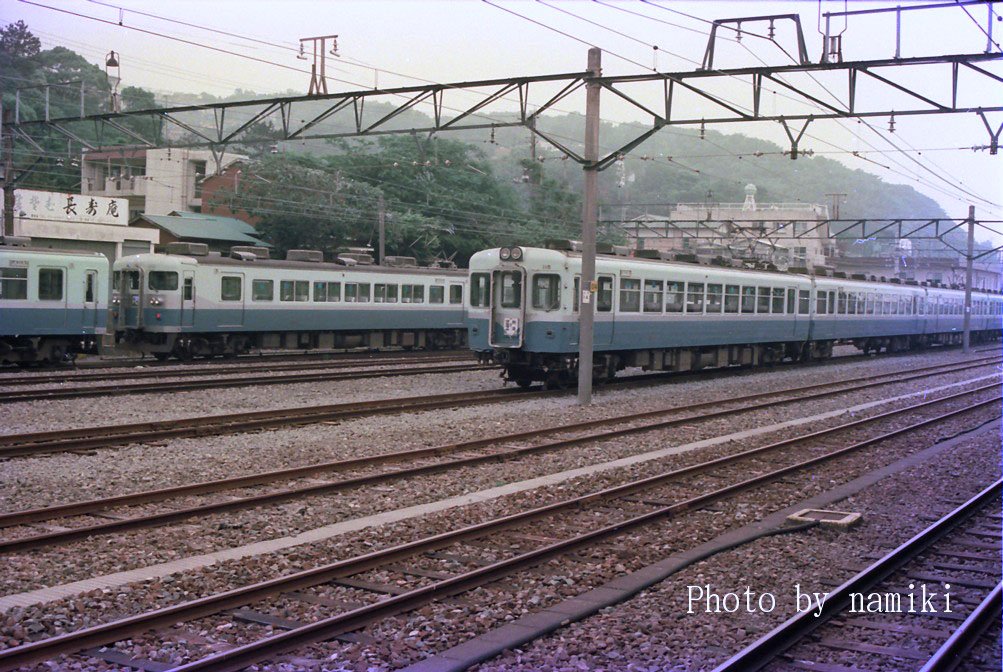 13namiki's tweet photo. 昭和６０年に撮影した伊東駅の西側留置線に停車していた伊豆急の車輌たち　現在よりも留置線の線路数が多かった。 https://t.co/0o8rESumn0