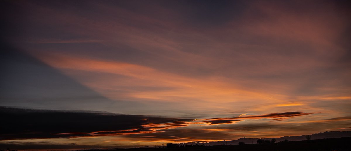 davidbarrellco's tweet photo. Who doesn't like Crepuscular rays with their Lenticulars? Nice #sunset @colorado! @CReppWx @MattMakens @GarofaloWX #StormHour #COwx #highplainsmagic https://t.co/CSsUjEWOgC