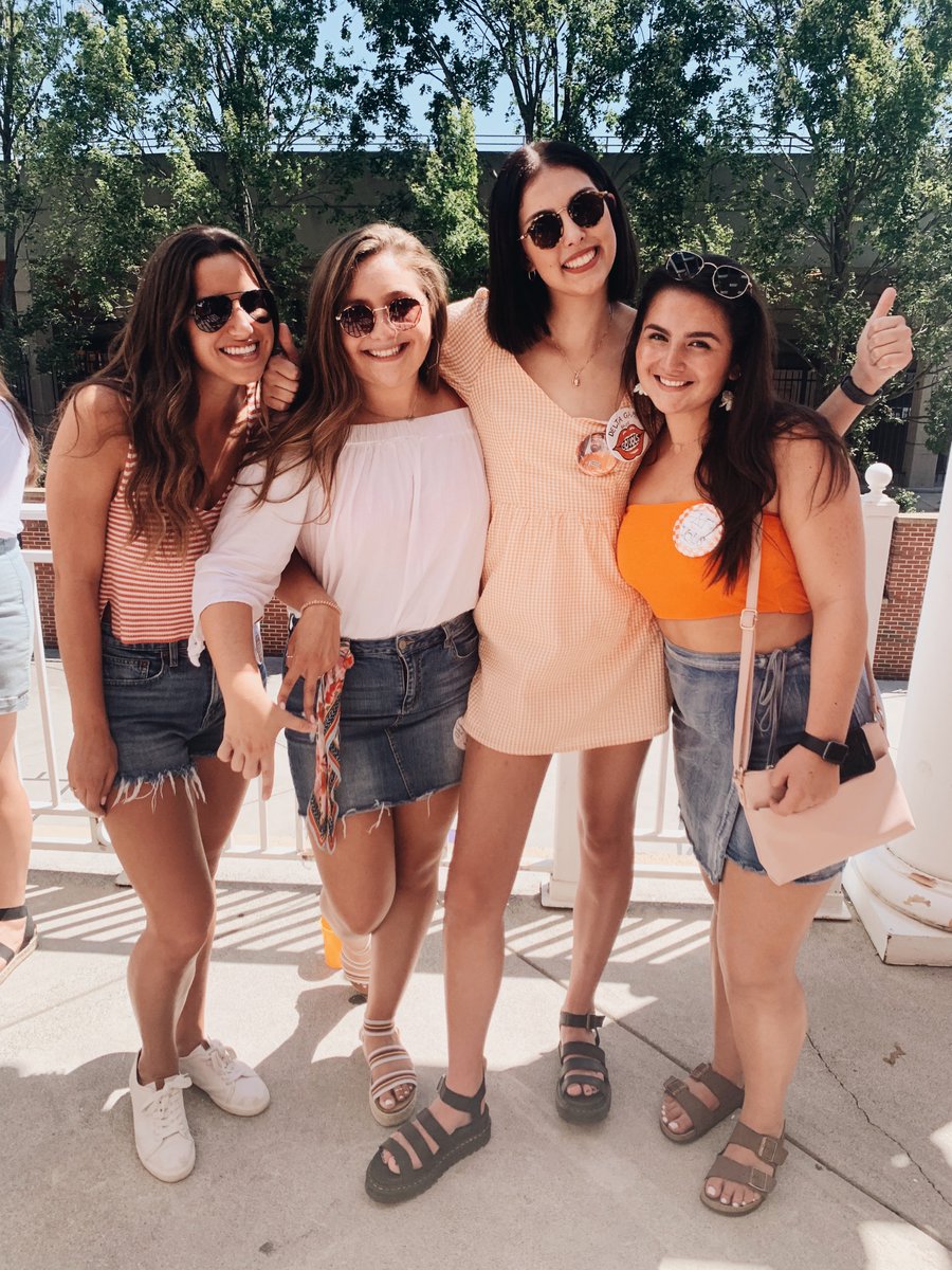 lauralee2000's tweet photo. Awww. Already miss Saturday's in Neyland. And these sweet friends #complimonday. https://t.co/rSBNbxqir0