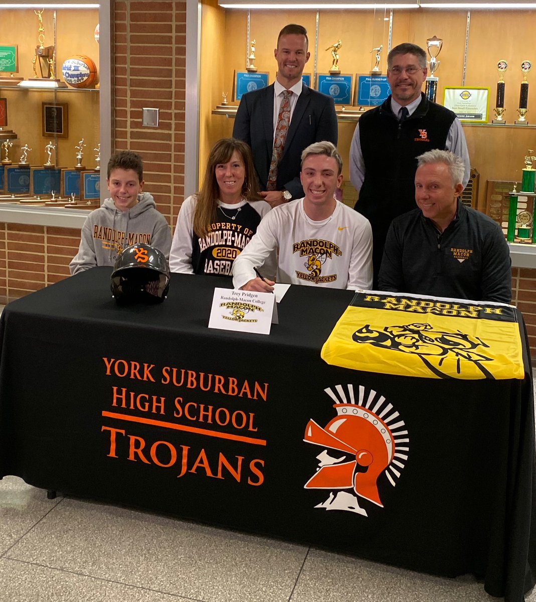 trey_pridgen's tweet photo. I feel blessed and honored to officially be a Jacket! Thank you to all my parents and coaches that have helped me along the way! @ML_Morgan @RMCJackets @rmcskip17 https://t.co/TZsPt6HWCQ