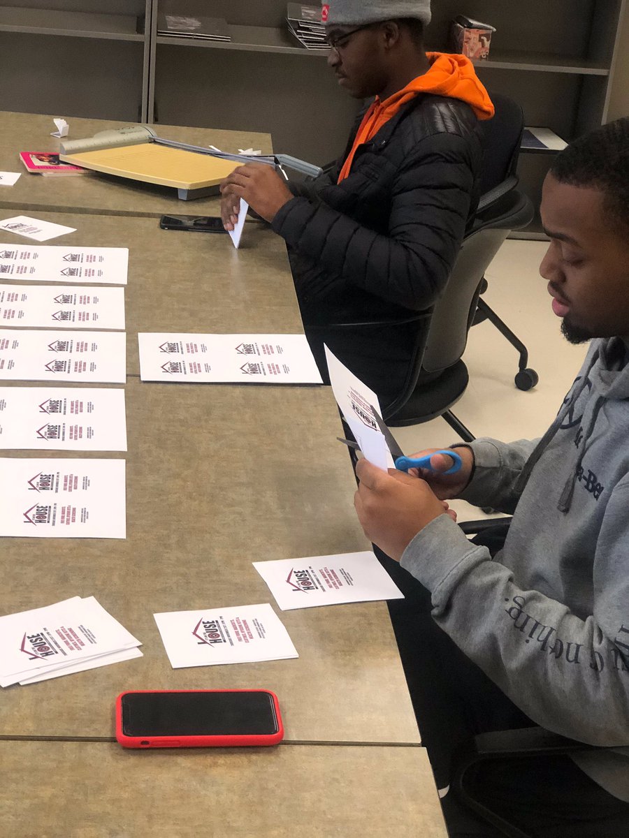 Morehouse_SAAC's tweet photo. #MHCSAAC Service Alert🚨: Kaelan Ashford-Jones⚾️, Shawn Johnson🏈, Ron Bradley🏈 and Tyrin Gamble🏈 spent 2 hours creating flyers for the Bonner Scholars’ Its On the HOUSE community engagement event which provides free resources to those in need.
#MorehouseServes #MaroonTigers https://t.co/ynDpByeViy