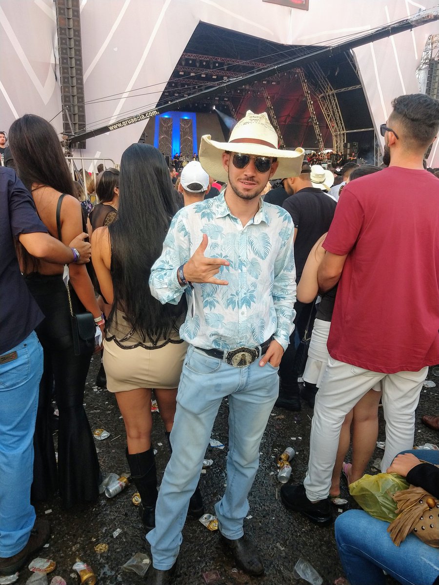guifarias97's tweet image. Eu sempre me orgulhei de ser peão
Mesmo quando a gente era deixado de lado Já tava acostumado
só levava toco
Sete dias da semana eu tava apaixonado
O universo conspirou a meu favor
Eu virei moda, olha só como eu estou
Sendo disputado, respeitado, cobiçado🤠🍻💥 #ccs19