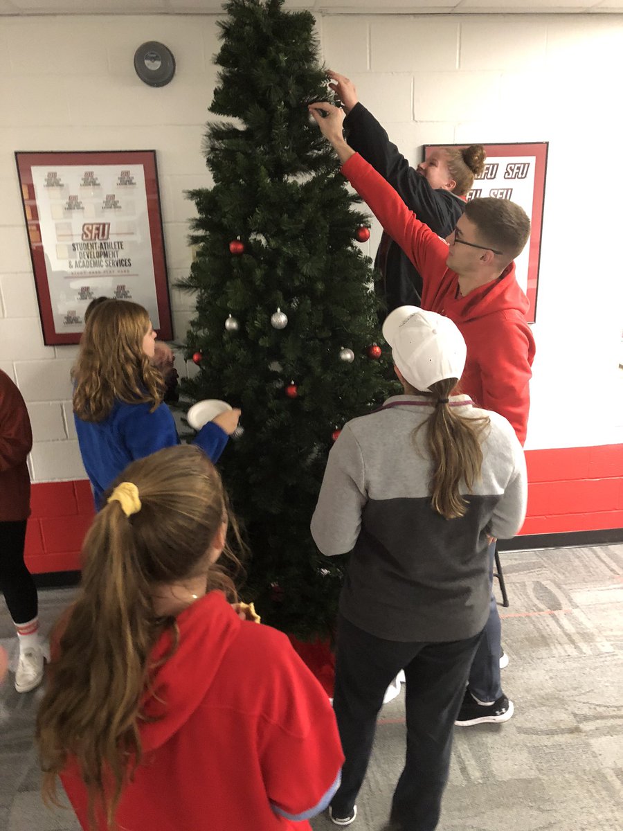 SFU_FLI's tweet photo. Kicking off our leadership session tonight with making some #leadership ornaments for our tree in the Stokes-Twyman Room! Getting in the holiday spirit a little early, but we are excited for our new 9 foot tree🌲! #comeFLIwithus https://t.co/nY6pglhuVK