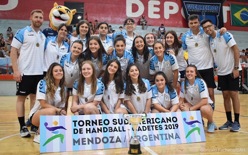 Torneo Sudamericano de Cadetes en Mendoza. 
Posiciones (Masc.)
1º Brasil 🇧🇷
2º Argentina 🇦🇷
3º Uruguay 🇺🇾
Posiciones (Fem.)
1º Brasil 🇧🇷
2º Paraguay 🇵🇾
3º Argentina 🇦🇷
📸 <a href="/GonzaloPcheco/">Pachee</a> 
<a href="/RubenDiliddo/">Rubén Di Liddo</a> <a href="/confedepcba/">Confedeportescba</a> <a href="/LeopoRivarola/">Leopoldo Rivarola</a> <a href="/mcandoli/">Matías Candoli ⭐⭐⭐</a> <a href="/fchtvok/">FCHtv</a> @ViaCordobaOK  @MauroBasilieri