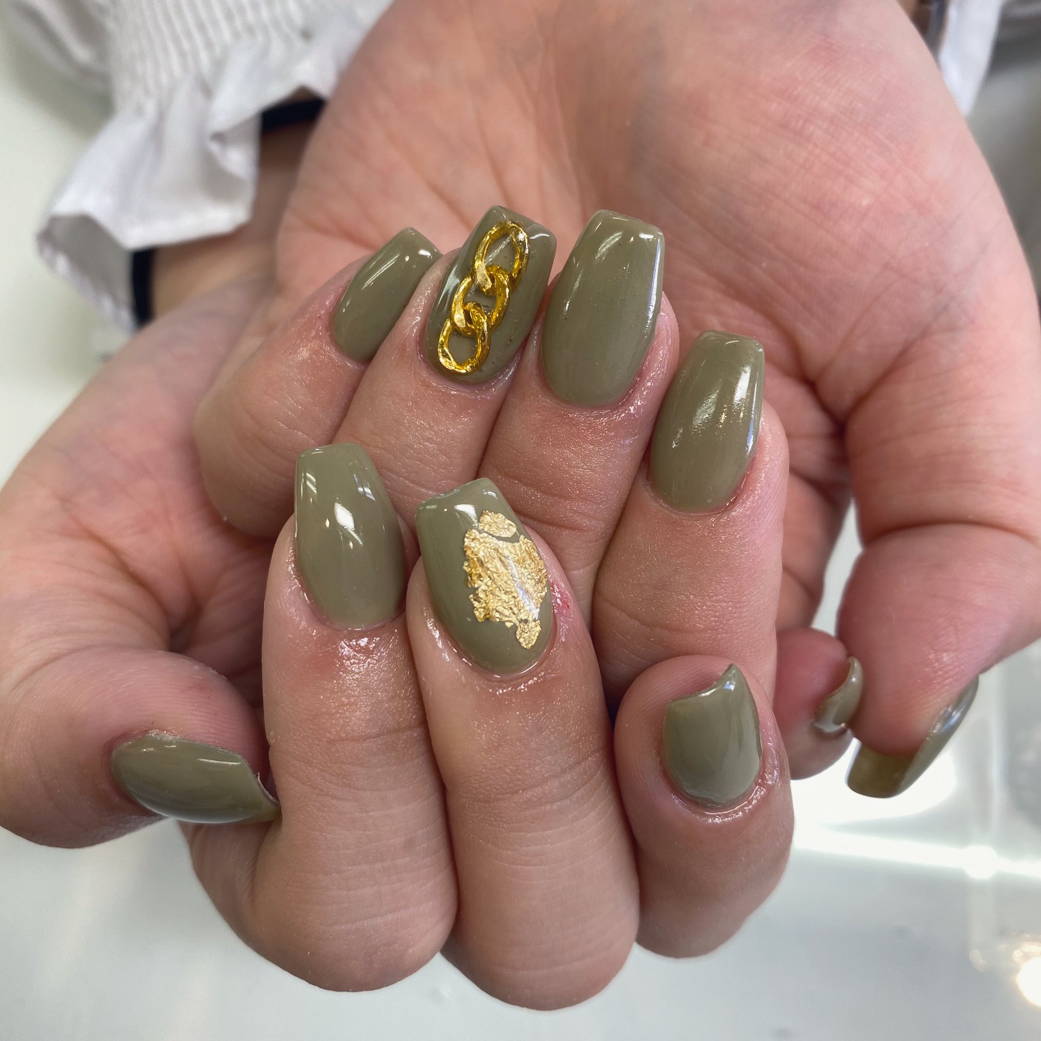 ネイルサロンmarch おはようございます 三宮店伊藤です ｪ お客様ネイルのご紹介です かーきのクリア混ぜのワンカラー ゴールドパーツ おしゃれnailですね 本日三宮店空きございます ご予約埋まりやすくなっておりますのでお早めに