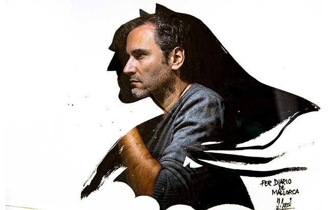 diariomallorca's tweet photo. Guillem March, dibujante oficial de 'Batman' https://t.co/Aj2KnPs6JM https://t.co/U12Of07Tnp