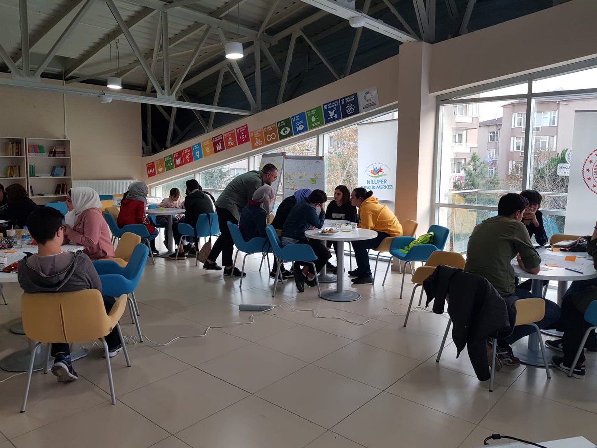 GSB_NiluferGM's tweet photo. UNICEF Danışmanları tarafından 2 gün boyunca gençlik merkezimizde verilen İnsan Odaklı Tasarım eğitiminde gençler, kendi yaşamlarında karşılaştıkları ihtiyaçlardan ilham alarak yeni fikirler tasarlamayı öğreniyorlar. #GSBGM @GSBSosyalUyum https://t.co/nPcFI0m2a5
