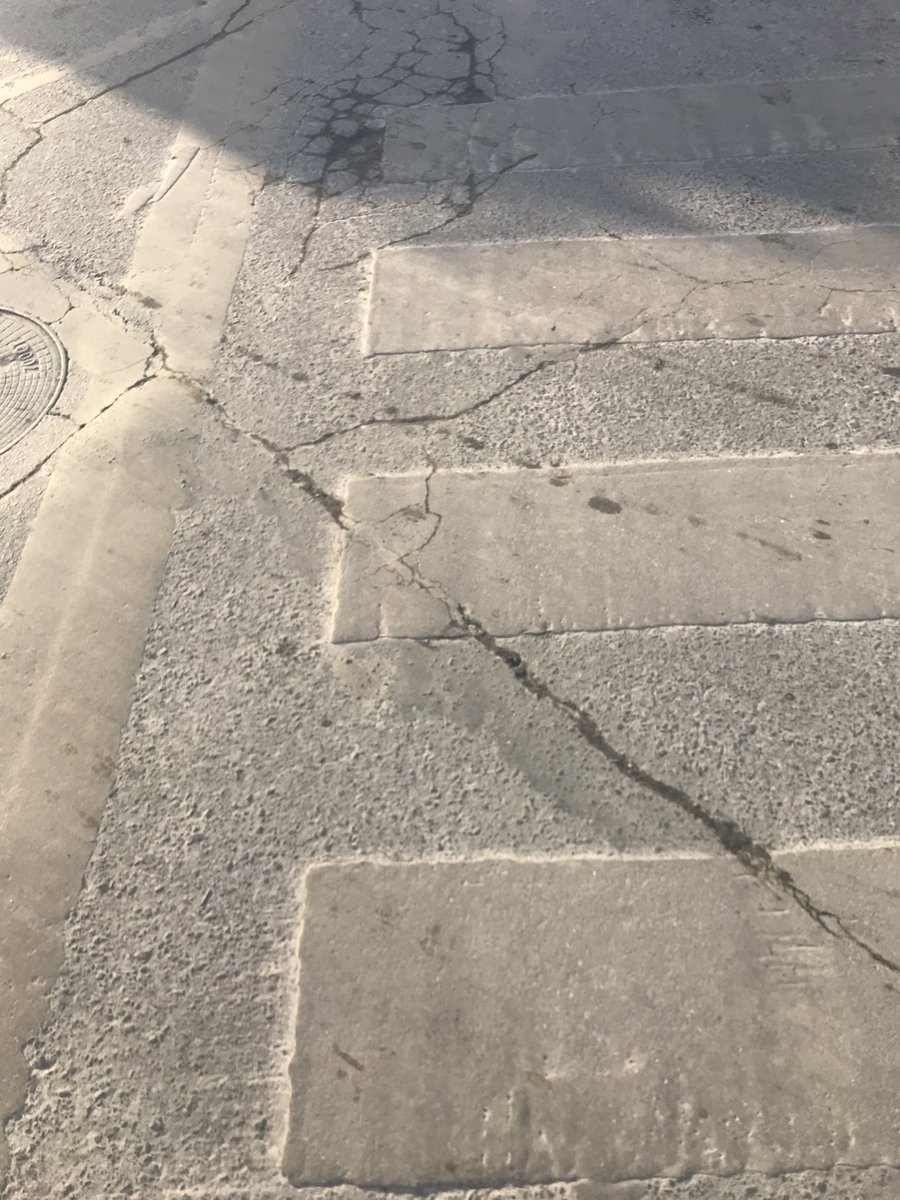 turuu06's tweet image. Машины дугуй замын зураасыг харлуулдаг гээд блуу давс ч юм уу бодис цацаад саарал болжээ