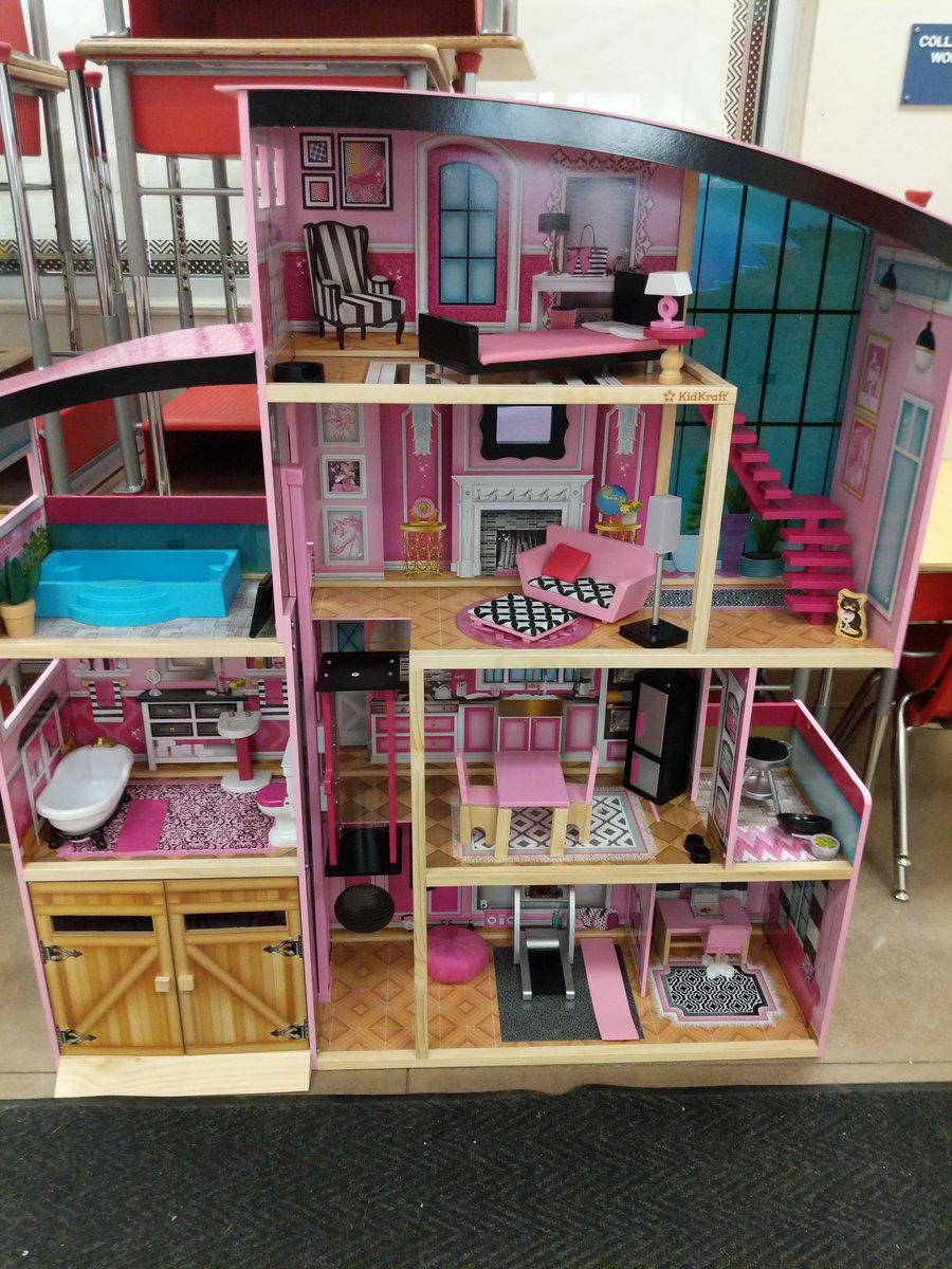 leenasocialwork's tweet photo. Our dollhouse is finally set up!! We had record numbers of 4th&amp;5th graders at lunch bunch today (not all featured in the first pic) - kids were playing chess, games, &amp; using the new dollhouse &amp; trainset. Thanks to #MSWintern @CSUSM for running this!  @SEES_SMUSD #schoolsocialwork https://t.co/ItKLuNeKKt