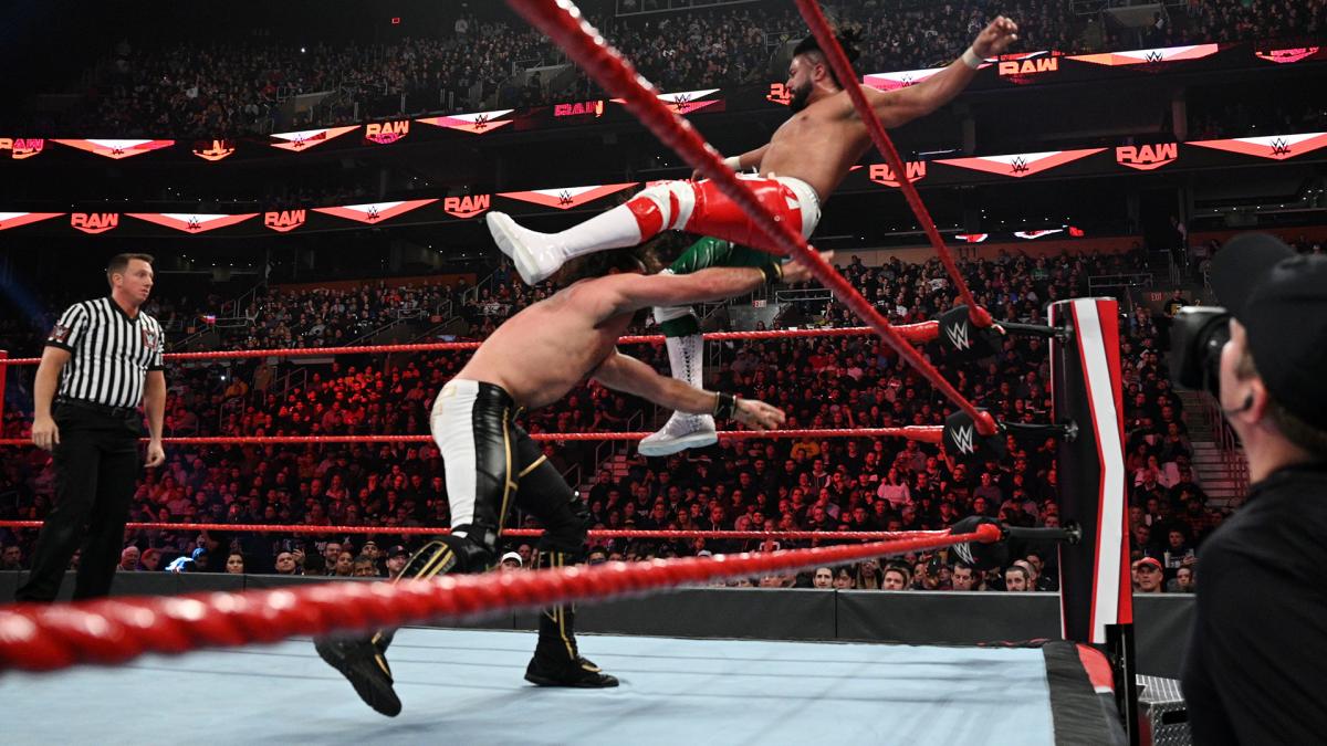 MoneShield's tweet photo. Monday Night Raw Digital's!
@WWERollins #TheBeastSlayer #RawBoston https://t.co/7xtMU4ubVt