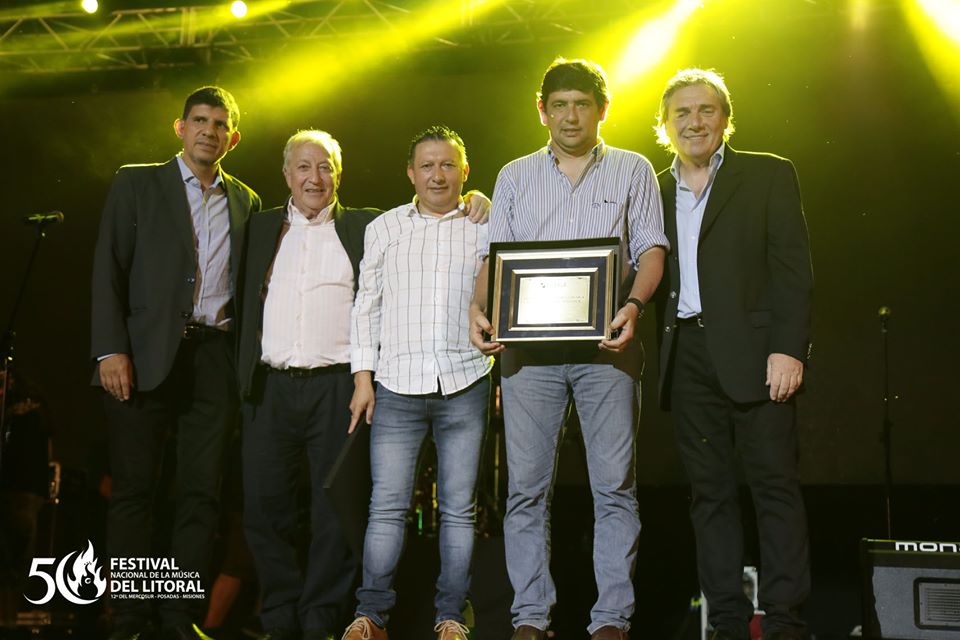 Fest_Litoral's tweet photo. La Sociedad Argentina de Autores y Compositores de Música, SADAIC, realizó un reconocimiento por los 50 Años del Festival.

El mismo fue entregado por miembros de SADAIC al Intendente de la Municipalidad de Posadas, Dn. Joaquín Losada.

#yovoyalos50
#todossomoslitoral https://t.co/DiuHTtIavT