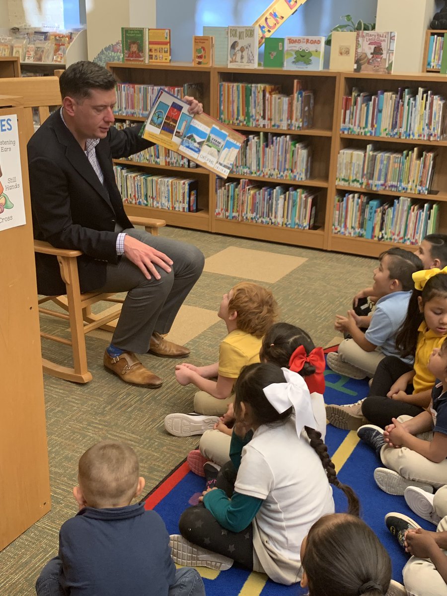 OKC Mayor David Holt came to read to Esperanza PK and Kinder students!  Thank you <a href="/davidfholt/">Mayor David Holt</a>   <a href="/OKCPS/">OKC Public Schools</a>