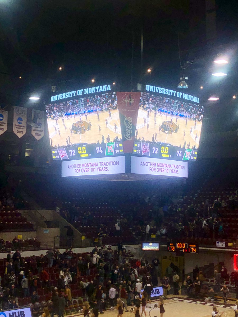 DiggerAthletics's tweet photo. The Orediggers stun the Griz 74-72!!! https://t.co/9eNJIxCCBN