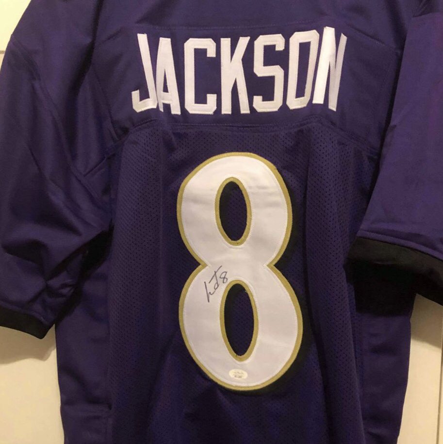 🚨🚨 AUTOGRAPHED LAMAR JACKSON JERSEY GIVEAWAY‼️ 

1) Like + RT this tweet for an entry🏈

2) Must be following us‼️

3) Tag a friend for an extra entry 👀

Winner will be chosen 11/25 if this tweet reaches 100 likes + 100 RTs 🚨🚨