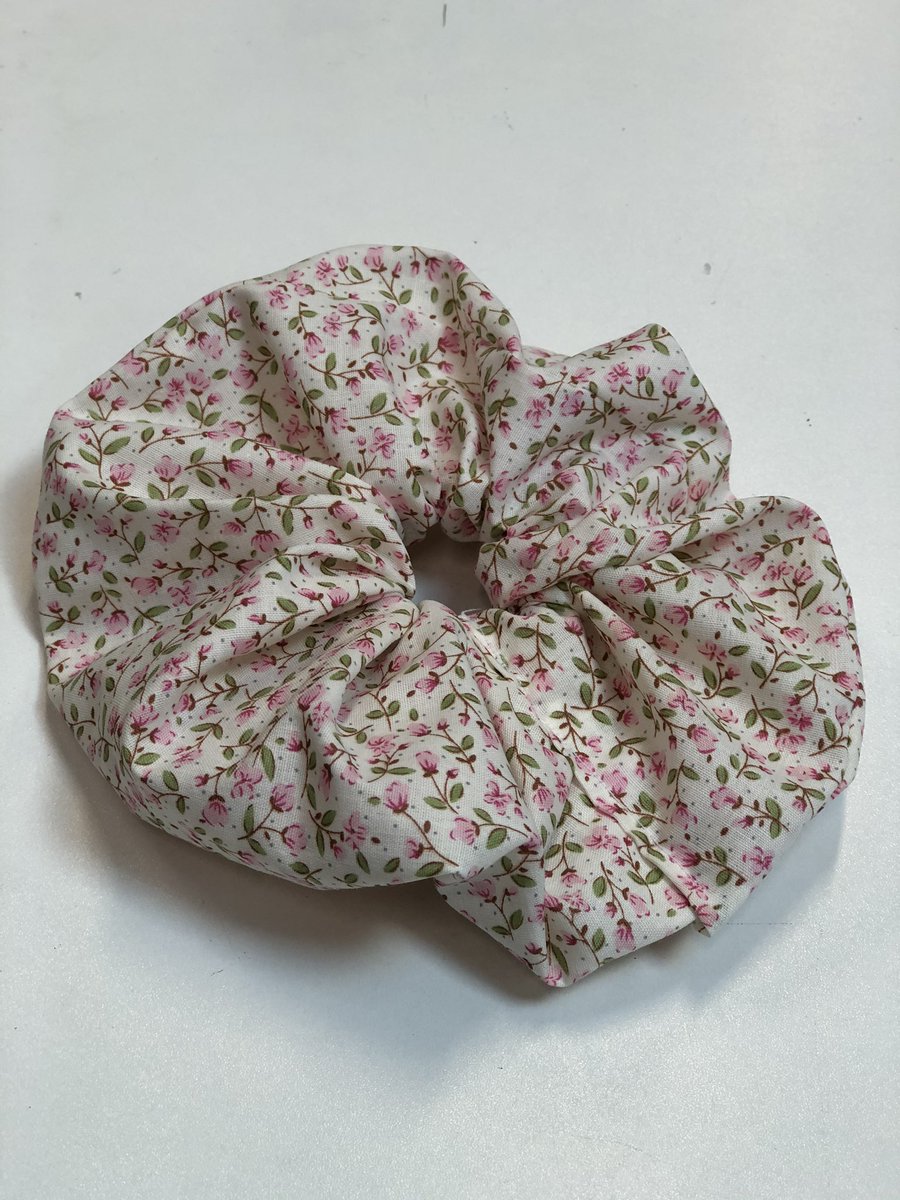 Mr_Kuran's tweet image. One of our amazing Grade 6s created this gorgeous scrunchie for my daughter! #pypx #makerstudio #EveryoneCanCreate #MakerSpace #makersgonnamake