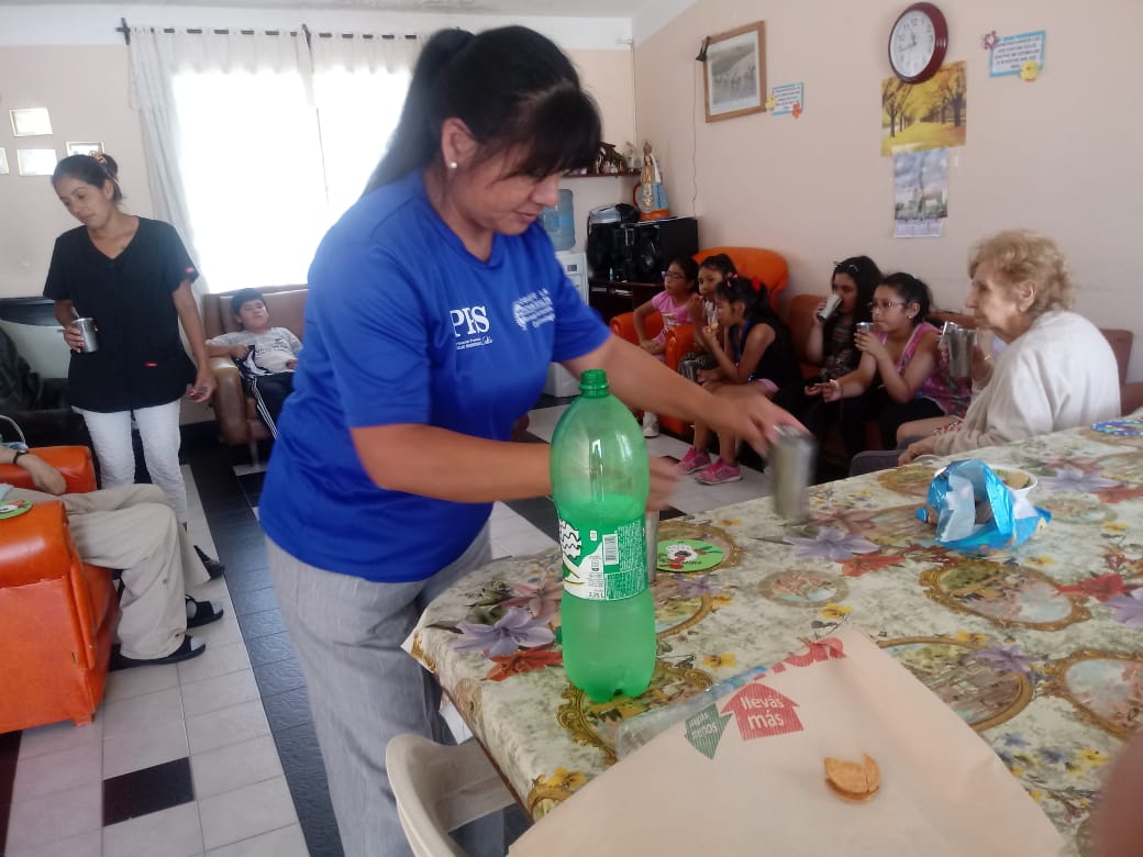 Un sábado de visita al hogar de Ancianos Luz de Luna en nuestro barrio!! Para acompañar , conocer y concientizar a nuestros niños y niñas de los adultos mayores.Taller de Artes Visuales #CAI1AlmaFuerte <a href="/fguillesaavedra/">GUILLERMO SAAVEDRA</a> <a href="/patriciapinasco/">Patricia Pinasco</a> <a href="/FerSiarezEa/">Fernanda Siarez EA</a>