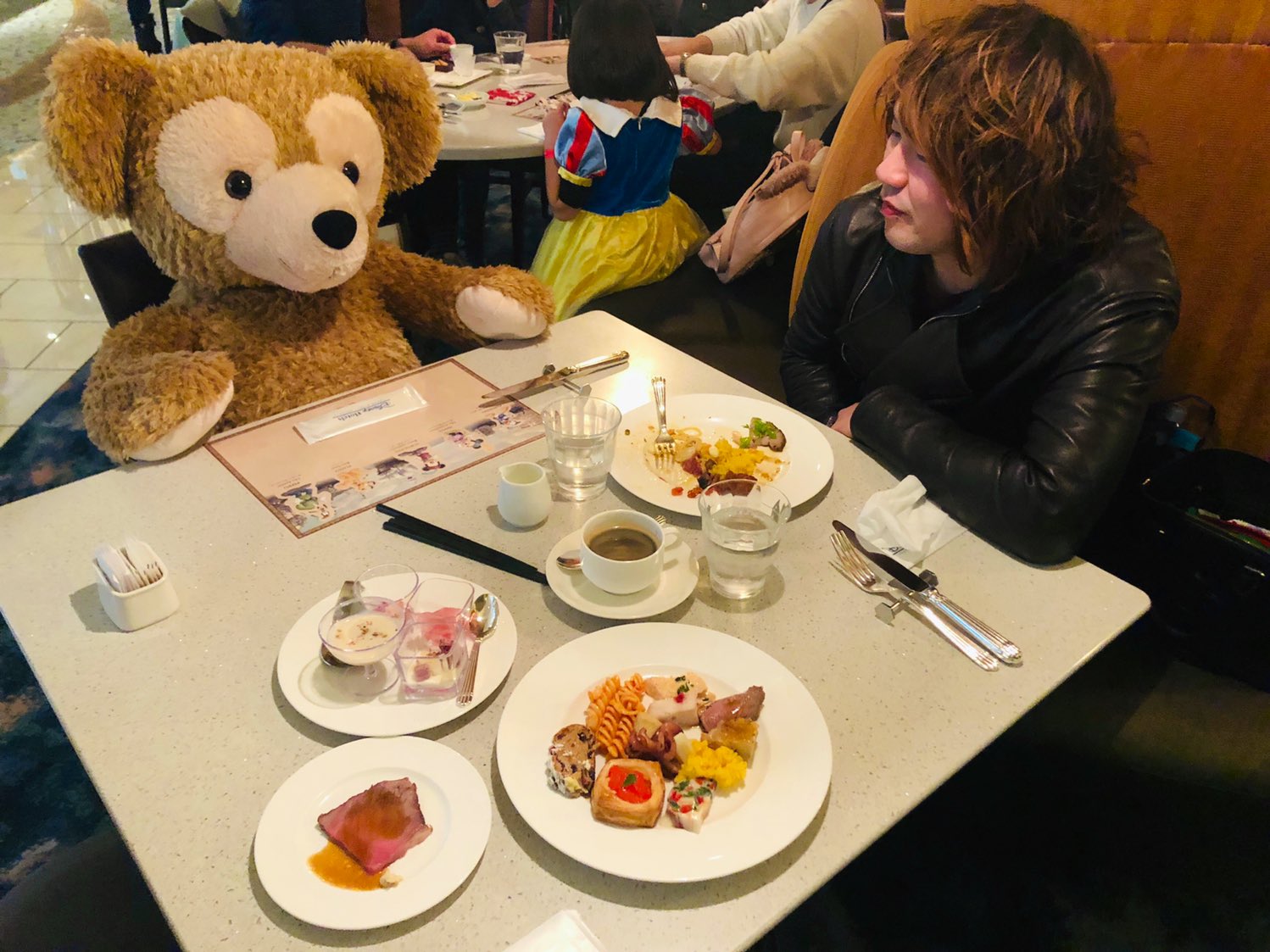 Uzivatel 直木 Na Twitteru ディナーは ミラコスタのオチェーアノで キャストさん ダフ男の席まで用意してくれた ᵗʱᵃᵑᵏᵧₒᵤ ナプキンで ツリーとミッキー作ってもらって ダフ男vip待遇 笑 最高かよꊛ ディズニーシー ミラコスタ