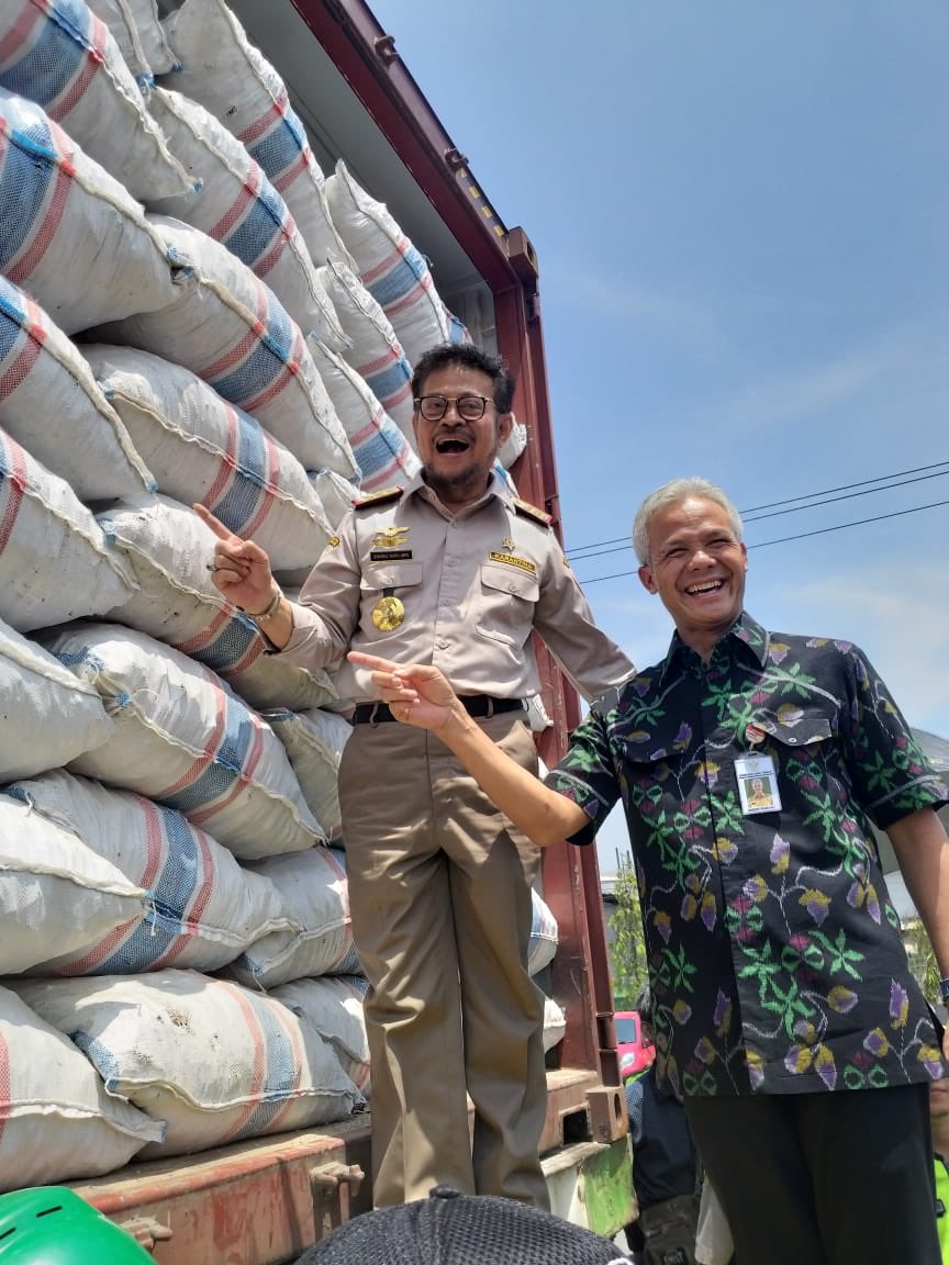 SobatQ,

Siang ini (19/11) Mentan <a href="/Syahrul_YL/">Syahrul Yasin Limpo</a> dan Gub Jateng <a href="/ganjarpranowo/">Ganjar Pranowo</a> lepas 60 ton Porang Jateng ke Cina.

Porang atau dikenal  dengan Suweg di Jawa Tengah ini mulai menjadi komoditas unggulan ekspor.

Saat ini sdh 10 negara menjadi langganan Porang dari #PetaniKita🇮🇩