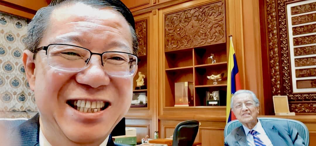 guanenglim's tweet photo. Berjumpa dengan @chedetofficial tadi untuk berbincang beberapa isu semasa negara. Tun sebut beliau sihat dan mahu terus bekerja di pejabatnya. Tun cakap jangan bimbang, tekanan darah bagus 120/70. https://t.co/sZw2Y3oERF