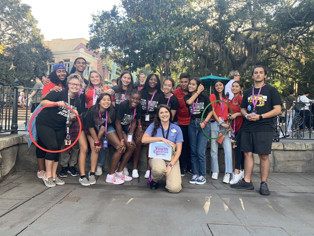 asbEtiwanda's tweet photo. We had an AMAZING day at Disneyland learning how to improve our leadership skills #ASBLife #AlwaysReppinTheE #Leaders @Disneyland @EtiwandaRed https://t.co/xRSxEZ9owp