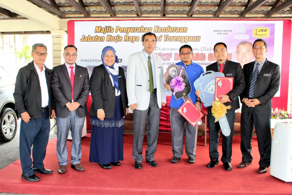 Majlis Penyerahan Kenderaan oleh Tn. Pengarah Ir. Yusuf Abd Ghani <a href="/yusufghani200/">تذكرة</a> di <a href="/jkr_ckm_ter/">JKR CKM TERENGGANU</a>, T.kasih tidak terhingga kpd Kerajaan Negeri di atas keperihatinan terhadap keperluan JKRNT melalui kelulusan 2 buah X70 bg kelancaran tugas &amp; meningkatkan kecekapan. 
<a href="/DrAhmadSamsuri/">Dr Ahmad Samsuri Mokhtar</a>