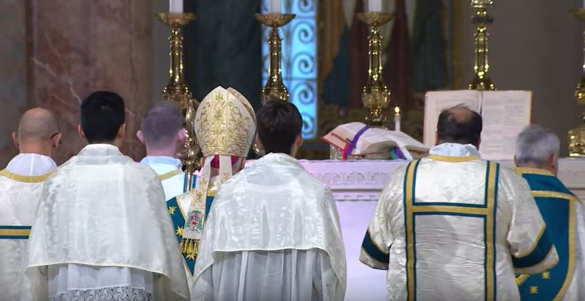 The Mass of the Faithful begins as the choir sings the Offertory: Ave, Maria, gratia plena;Dominus tecum:Benedicta tu in mulieribus,et benedictus fructus ventris tui.Sancta Maria, Mater Dei,ora pro nobis peccatoribus,nunc et in hora mortis nostrae.