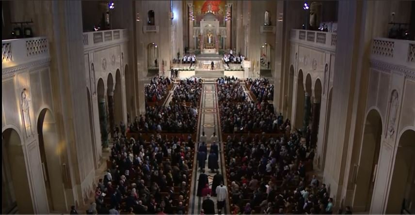 His Excellency processed into the National Shrine, with nearly every pew filled. The Mass drew a diverse crowd of pilgrims, locals, families, religious, and clergy, both young and old.