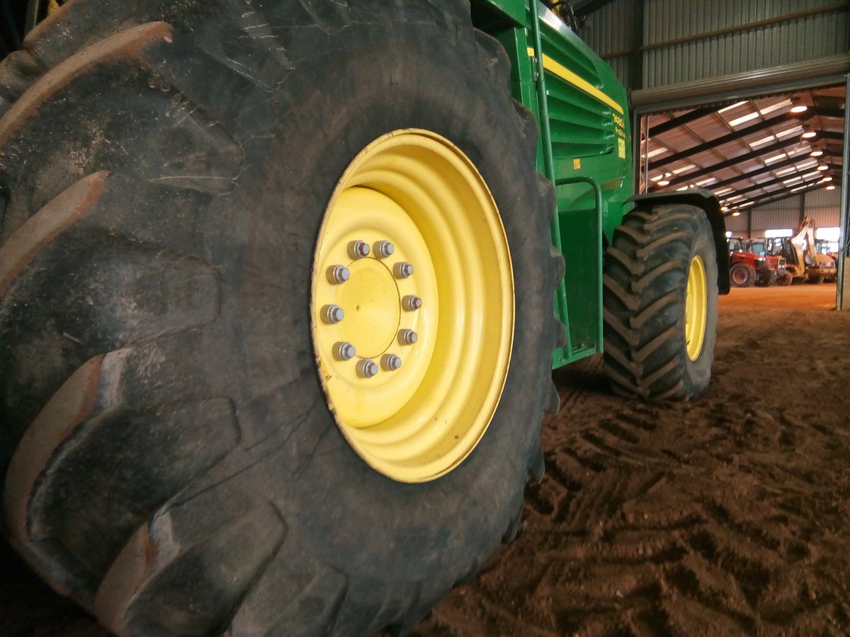 GrahamHarperEng's tweet photo. I-Spy with my little eye, something begging with M? @MichelinAgriUK #megaxbib & #xmcl on @HarperAdamsUni @JohnDeere @RVTractors #7840i https://t.co/iHCq6KGDkz