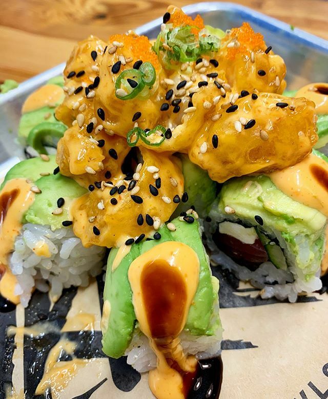 eatsofclt's tweet image. We lava good sushi roll 🌋 and this one is definitely worth a try

LOBSTER VOLCANO ROLL
spica tuna, asparagus, crab, avocados, tempura fried whole lobster tail in spicy mayo, masago, green onions and sesame seeds

Zukku Sushi, Optimist Hall, Charlotte… ift.tt/340PBdp