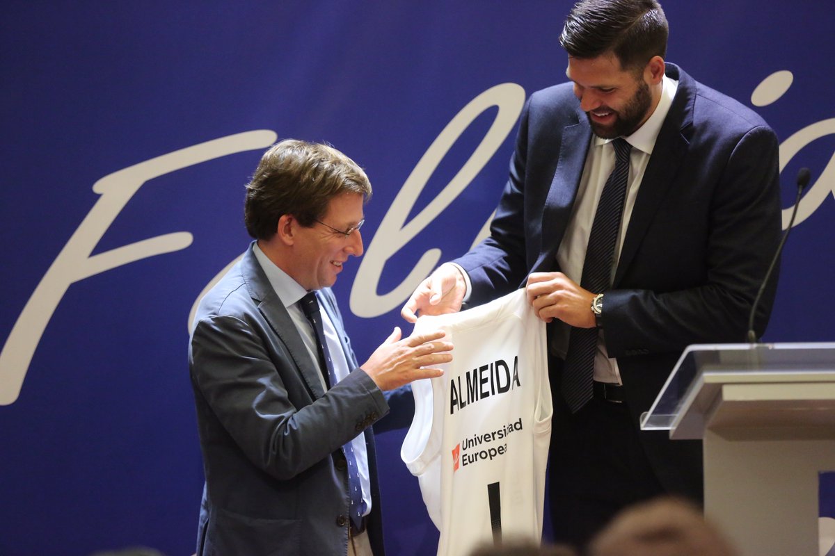 chemapamundirl's tweet image. - Es mithril, Frodo. Liviano como una pluma, y duro como escamas de Dragón.

- Hostiaaaaa, muchas gracias Gandalf, qué detallerl.