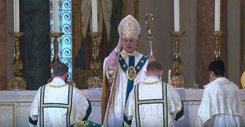 After the Post-communion and before the Last Gospel, all kneel to receive the final blessing from the Pontiff. Ite, missa est.