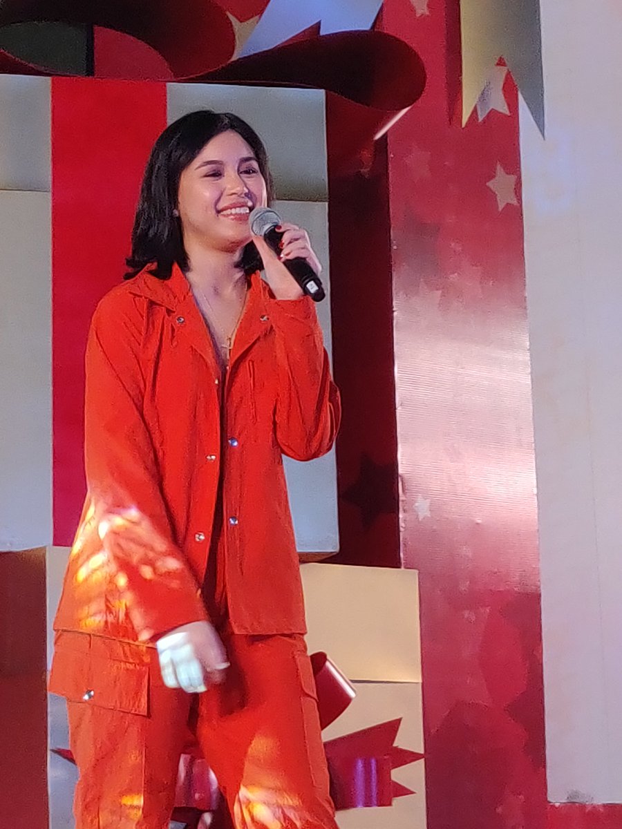 diyarista's tweet photo. NOW: Singer #ClaudiaBarretto performs at the #LenovoPhilippines' launch for the #BringDifferent & #SportYourGame holiday promotions. .@inquirerdotnet .@InqEnt .@LenovoPhils https://t.co/C2mkVbuHth