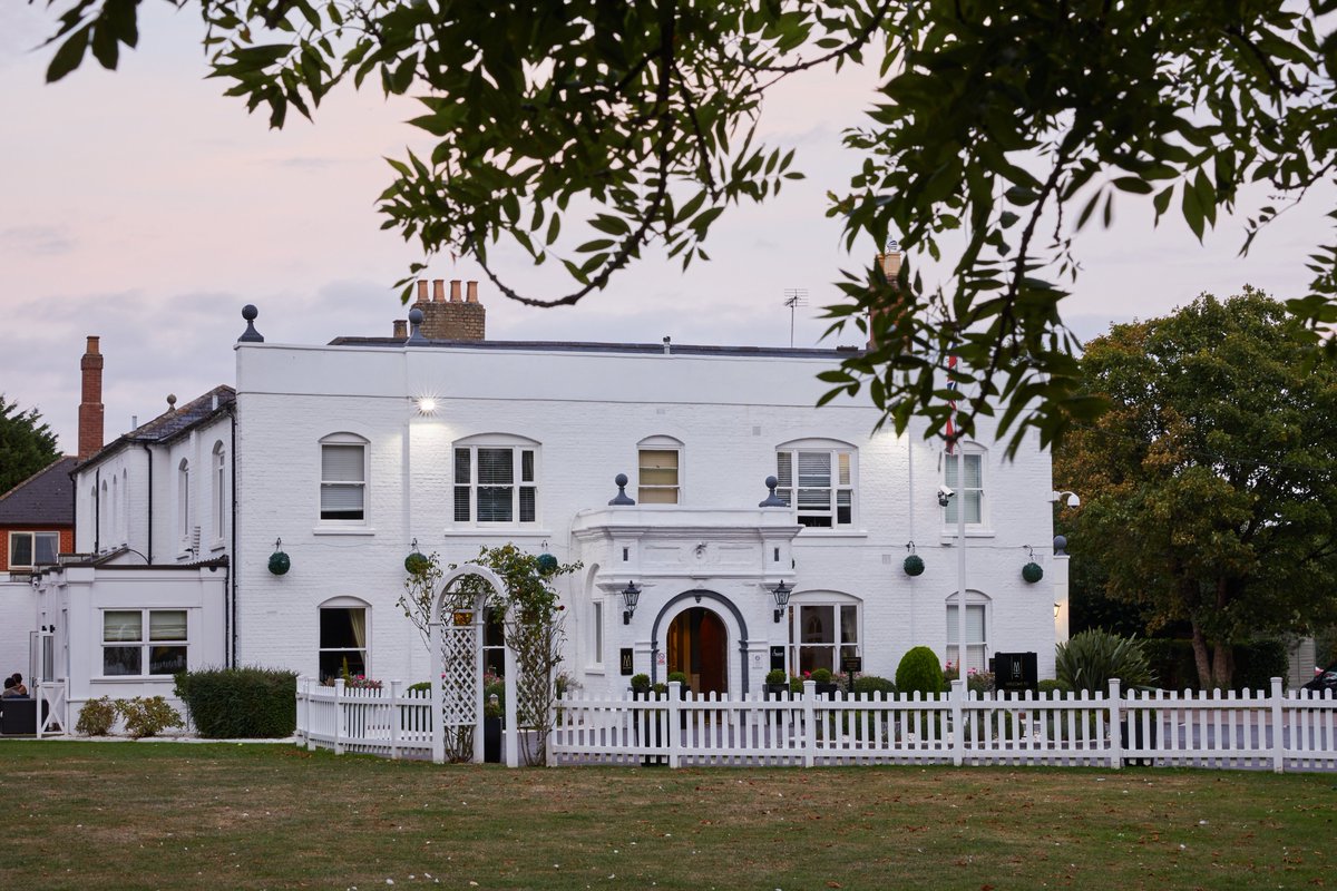 Nightfall at Woughton House....Thinking of warmer months gone by and cosier ones to come.

#MGalleryMoments