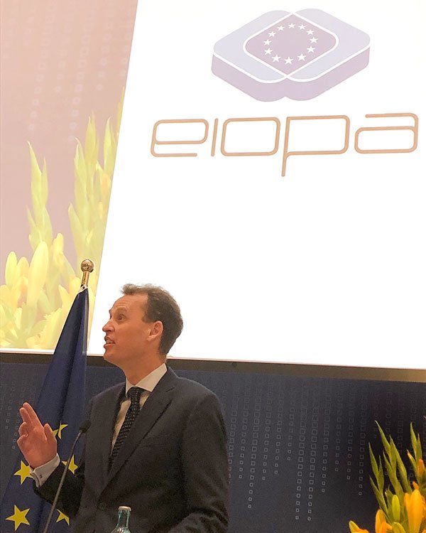 🎙Frank Elderson, DNB director and Chair @NGFS, in his keynote at #EIOPAconference in Frankfurt; “We will need to look at and deal with all multiple and interlinked risks related to climate change, at the same time. Which is now.” #ClimateChange
dnb.nl/nieuws/nieuwso…